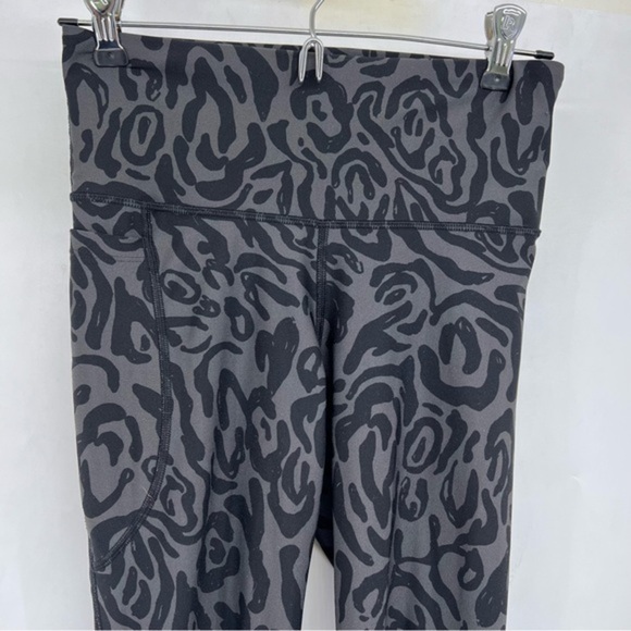 5/$25 Under Armour Womens small black print leggings - Picture 1 of 5